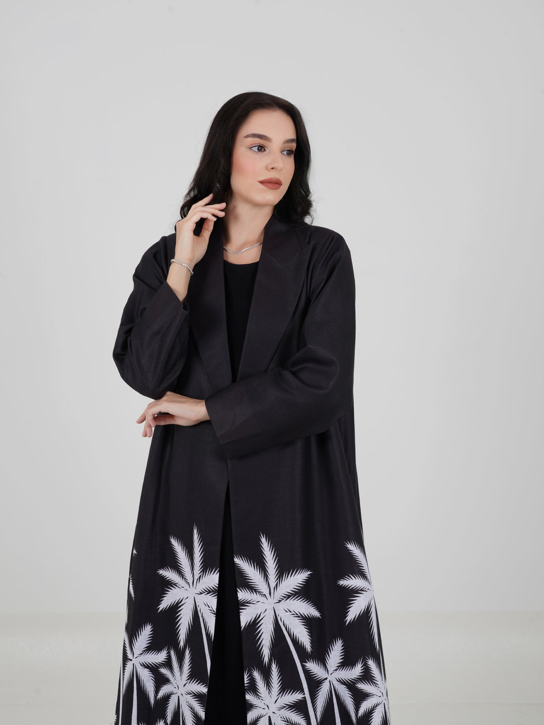عباية النخلة باللون الأسود